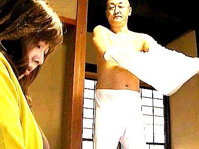＜ヘンリー塚本！＞「熟女・・・困る！」ハゲのジジイが脱いでヴ勃起ペニス見せる！戸惑うババアたまんね～ぞ！！
