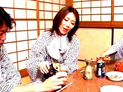 ＜膣内射精！＞性欲高め欲求不満の人妻熟女おばさんが乱交エロ行為シチャウゾ！！！！