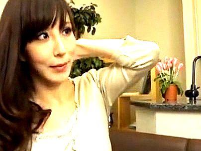 ＜人妻熟女！＞性欲高まり我慢限界の奥さんヒトヅマ！旦那のそばで浮気ファックシチャウゾ！
