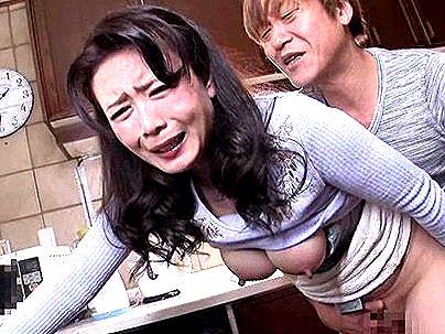 ＜四十路人妻！＞巨乳おっぱい美魔女オバサン義理ママ！他人棒でネトラレ行為になるぞ！