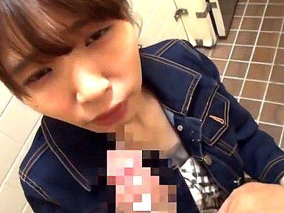 ＜公衆トイレ！＞激エロ！上品な感じなのにオチンポ凄くエロい感じでフェラしちゃう奥さんが抜けるぞｗｗ
