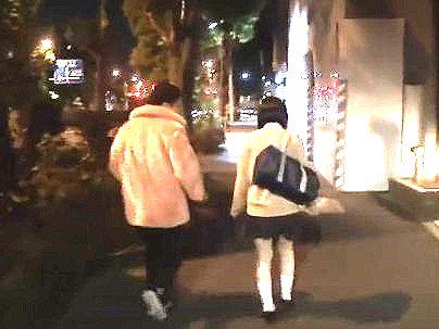 ＜素人ナンパ！＞清楚系上品な感じの貧乳おっぱい女子！ナンパされてエロ行為に発展シチャウゾ！