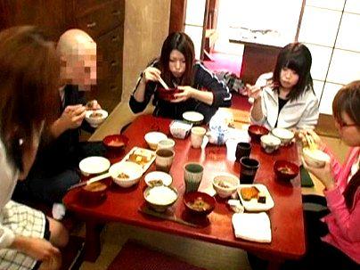 ＜住職にお仕置き！＞エロい感じの態度の悪いギャルたちがエロ行為ヤラレマクリに！！！！