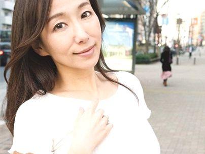 ＜人妻熟女！＞「四十路？エっロ…！」清楚系上品な感じの美魔女奥さん！息子と近親相姦エチエチ発展シチャウゾ！
