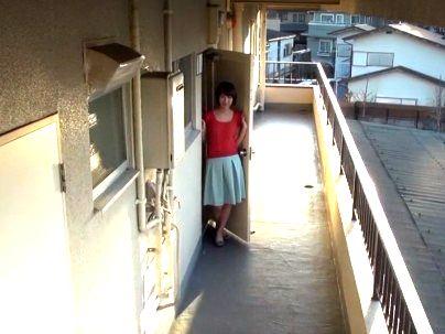 ＜NTRセックス！＞性欲高めで欲求不満の奥さんが隣人誘惑してエロ行為！！！