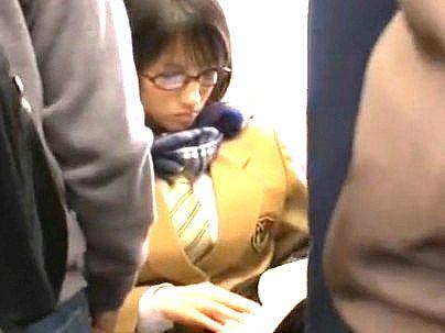 ＜レズ痴ｶﾝ！＞真面目そうな清楚系メガネの制服女子！電車で痴漢師にヤラレマクリになっちゃうゾ！！