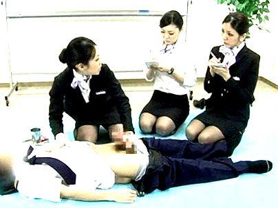 ＜美人CAさん！＞性交エアライン！倒れた男に馬乗りファックシチャウヤバすぎるキャビンアテンダント！