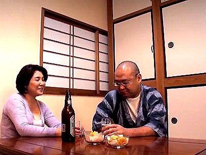 ＜近親相姦！＞息子が思わず触りたくなっちゃう！豊満ムチムチエロい体のママに我慢できずにエロ行為しちゃうぞ！
