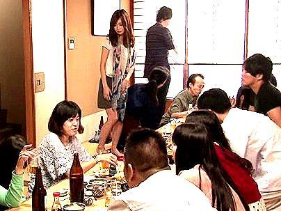 ＜若妻NTR！＞スタイル抜群巨乳オッパイ奥さん！同級会で再会した男を誘惑してエチエチ！