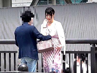 ＜人妻！＞「え、なんですか？…！」三十路に見えない美魔女奥さん！上品なのに潮ふきしちゃうぞ！