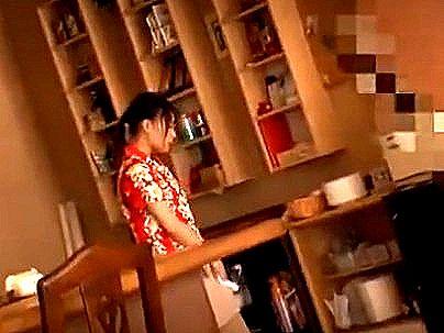＜接客中に顔を紅潮！＞カフェで働く巨乳おっぱいバイト女子がバレないようにガチパコｓｅｘしちゃうぞ！