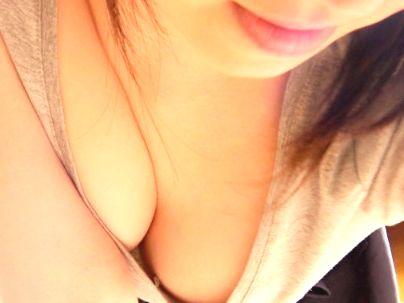＜家事代行人妻！＞ヤバい！我慢できない！デカパイの胸チラにオチンポフル勃起で・・・