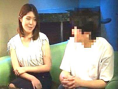 ＜隠し撮り！＞スレンダー細身美乳オッパイの奥さんが浮気を見られた男と禁断行為に発展シチャウゾ！！！