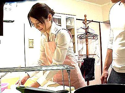 ＜家事代行！＞スレンダー細身美乳オッパイタイトスカート家事代行！興奮してしまいエロ行為に！