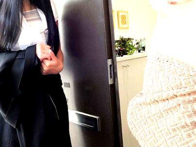 ＜保険外交員！＞エロい感じの巨乳オッパイのオネエさんが裸の男を誘ってエロ行為シチャウゾ！！！！