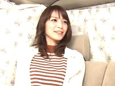 ＜人妻ナンパ！＞マジで抜けるぞ！素人奥さんが車の中でフェラしてなんと男のアナル舐め志願しちゃう！！！！