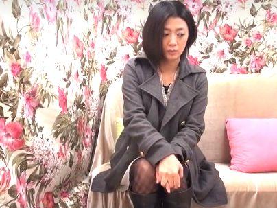 ＜人妻ナンパ！＞ショートカットの上品な感じの美熟女おばさんゲット！して着エロ楽しむｗｗｗｗｗ