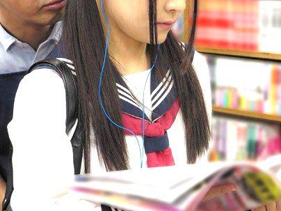 ＜痴漢行為！＞本屋さんでスレンダー細身カワイ子ちゃんが痴漢行為でもだえ感じちゃうぞｗｗｗｗｗｗ