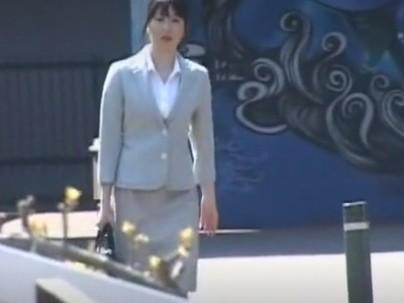 ≪OL≫【しょんべん】真面目そうな清楚系美人がお外で我慢限界で一おしっこしちゃうｗｗｗｗ