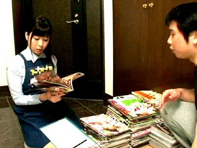 ＜本の出張買取！＞バイト美女のスレンダー細身可愛い美少女がエロ本に興奮したのでエロ行為しちゃう！！！