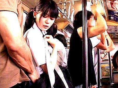 ＜バス痴漢！＞真面目そうな清楚系女子！バスの中で痴漢行為でヤラレマクリになっちゃうゾ！！