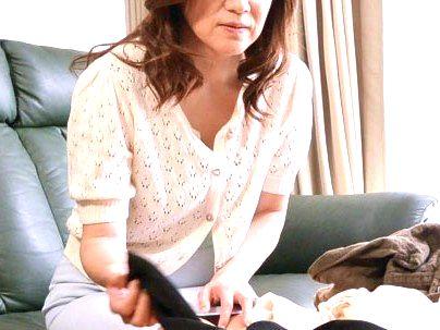 ＜近親相姦！＞エロい体の奥さんが性欲たまって一人えっちしたら息子に目撃されて！！！！！