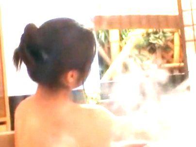 ＜人妻温泉！＞年の割にはいい体の美熟女おばさん美乳オッパイ熟女が温泉地でエチエチしちゃう！！！