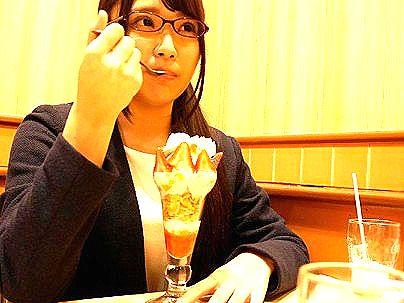 ＜女子社員！＞清楚系可愛らしいメガネ女子社員！初めての中出しされるぞ！