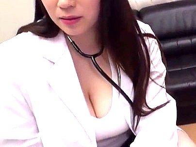 ＜超乳女医！＞泌尿器科の豊満ムチムチエロい体の先生！マサカの展開勃発でエロ行為に発展シチャウゾ！