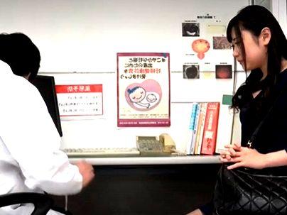 ＜美魔女！＞「え？何ですか？？」上品な感じの美熟女おばさん！いきなりオチンポ見せなし崩し的エロ行為持ち込んじゃうぞ！