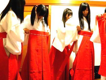 ＜巫女修行！＞「クソエッロ！」スリムな体の美少女と乱交セックス！淫らな体が最高すぎる件！