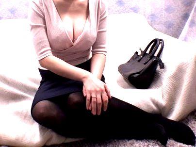 ＜人妻！＞「え？だめ」巨乳おっぱい美魔女オバサン！口説かれて生ハメエロ行為発展シチャウゾ！