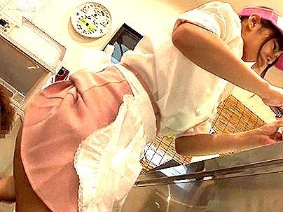 ＜バイト美少女！＞美乳おっぱいバイト女子！バレないようにエロ行為で悶え感じるゾ！