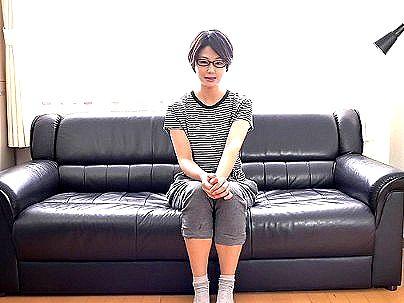 ＜地味メガネ！＞真面目そうな清楚系ショートカットの美魔女オバサン！ビキニ着せてエロ行為でもだえ感じるゾ！