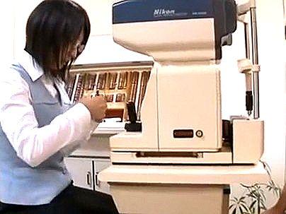 ＜メガネ屋店員！＞真面目そうな清楚系地味だけど巨乳おっぱいの店員さん！エロ行為で楽しんじゃうゾ！
