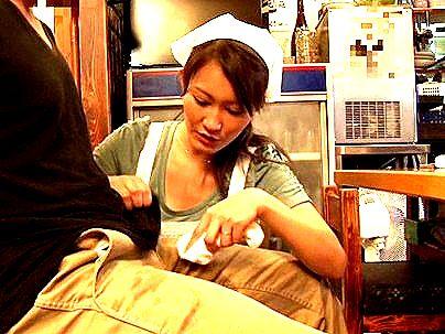 ＜オナニー観察！＞「ｲﾔ、チョット…」清楚美人な店員さん！勃起見せつけ強引にエロ行為に持ち込んじゃう！