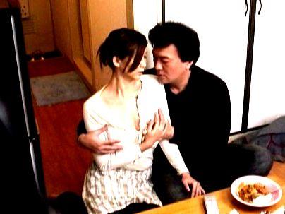 ＜家政婦！＞「こんなの…ダメ、」巨乳おっぱい美女家政婦さん！なし崩し的エロ行為に持ち込まれる！