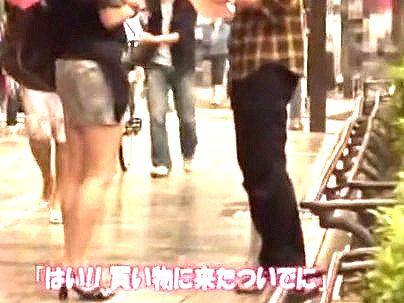 ＜人妻ナンパ！＞町で見かけた上品な感じのミニスカ美脚奥さん！口説かれてエロ行為に発展シチャウゾ！