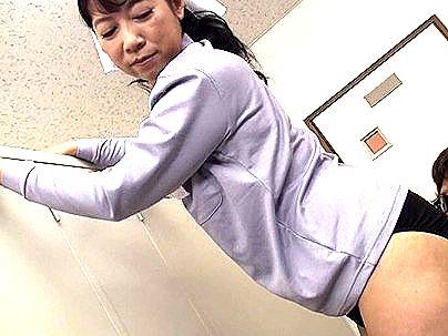 ＜掃除のおばさん！＞豊満ムチムチエロい体の巨乳おっぱい熟女！興奮して立ちバックファック！