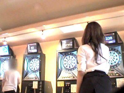 ＜ギャル店員さんとセックス！＞エロカワイ子ちゃんがダーツバーで口説かれてエロ行為に!!!!!!!