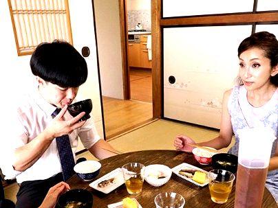 ＜人妻熟女！＞「五十路、エっロ…」欲求不満の清楚系美魔女オバサン！娘婿と禁断エロ行為に発展シチャウゾ！