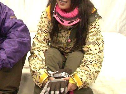 ＜彼女を寝取る！！＞真面目そうな清楚系可愛い美少女が雪山でＭＭ号でネトラレエロ行為に発展シチャウゾ！！！！