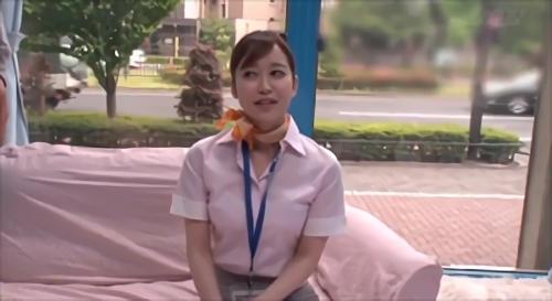 童貞の息子にオナニーを手伝ってもらい、フェラを上手にしてもらう、今回は飛行場で見つけたCAにマジックミラー号に搭乗してもらった、麻美さんは国際線CA歴1年の26歳！