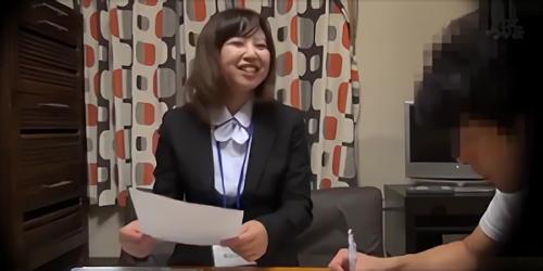 自社の保険に興味がないのか、頑として家から出て行かない！そこで、訪ねてきた男たちを利用しようと考え！