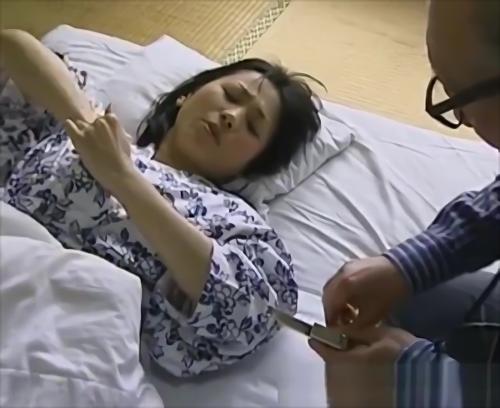 近くにいる男たちを魅了する、今日もどこかで、陰湿に紳士に紛れ込む母親たちがいる、白い乳房、甘い香り、ほんのり紅潮した太もも！