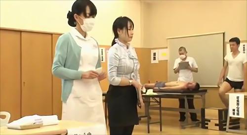 初夏の風が羞恥の香りを運んでくる…女子生徒のキャッキャという楽しそうな声が羞恥と涙の沈黙に変わる…「ほら、早く脱ぎなさい！」男子生！