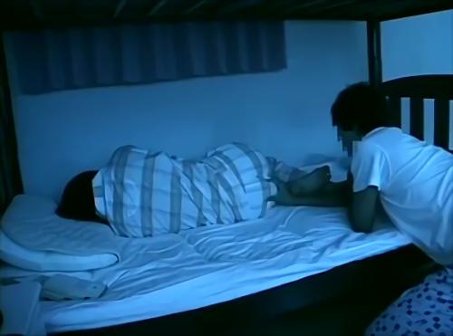夜中に引っ掻かれ、ベッドが揺れるほどの大小便をする姉！2階のお姉さんが気づいて発情！