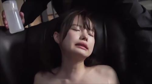 濡れそぼった性器を美少女に輪姦され、激しく犯される！何本ものチンポを咥えさせられ、性器はチンポで満たされる！