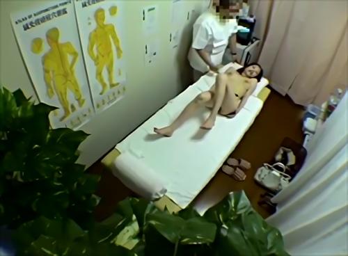 介護に来た女性たちにみっともないマッサージを施してイカせまくり、我が家の性欲を満たす悪徳整体師がいる。今回！