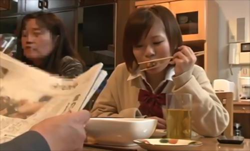 しかし、食卓の下では父と娘、秘密の近親相姦が行われていた・・・、上半身は淡々と食事を楽しみながら、実は父娘はテーブルの下でお互いの股間を足で刺激し合っている、しかし！